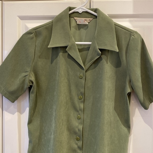 Green Short Sleeve Button Top - Picture 3 of 9
